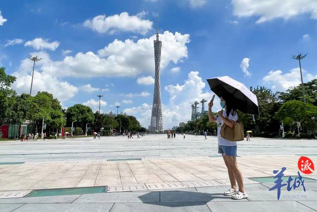 资料图/市民游客撑伞打卡“广州晴” 梁怿韬 摄 资料图/市民游客撑伞打卡“广州晴” 梁怿韬 摄