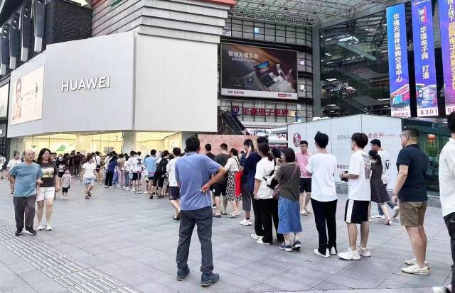 深圳,华为授权体验店外排队领取mate60 pro的订金销售用户.王玮 摄