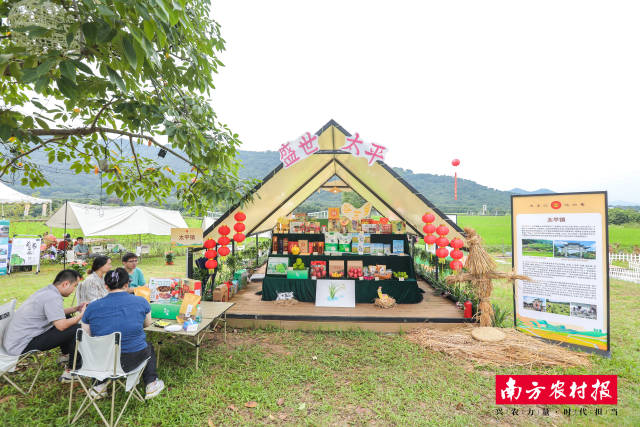 以“盛世太平”為主題的從化太平鎮(zhèn)展位,，帳篷外的稻草人格外亮眼