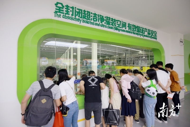 游客正在围观海天的灌装车间。