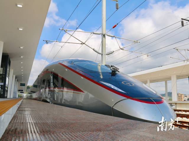 广汕高铁开通当日,承载首批旅客的列车到达汕尾站.李冠宇 摄