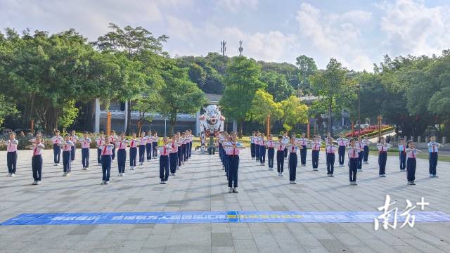 西樵山天湖公园分会场。杨荣燕 摄 西樵山天湖公园分会场。杨荣燕 摄