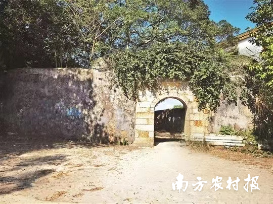 婆姐岭上有一个石门楼，名为“永安门”，清光绪二十三年（1897年）重修，是一座古关隘，墙高约4米、厚1.23米，均以石砌，门呈拱形。直通意溪镇，连接潮州城，另一侧通文祠，与往凤凰饶平之路相连。图片来源：墨沫说