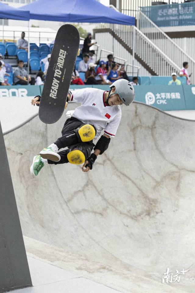 为中国队夺得男子滑板项目男子碗池金牌
