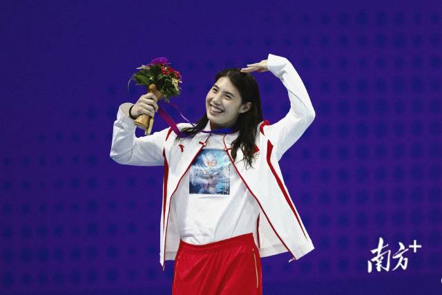 9月24日,中国游泳运动员张雨霏在女子4x100米自由泳接力赛中摘金,颁奖