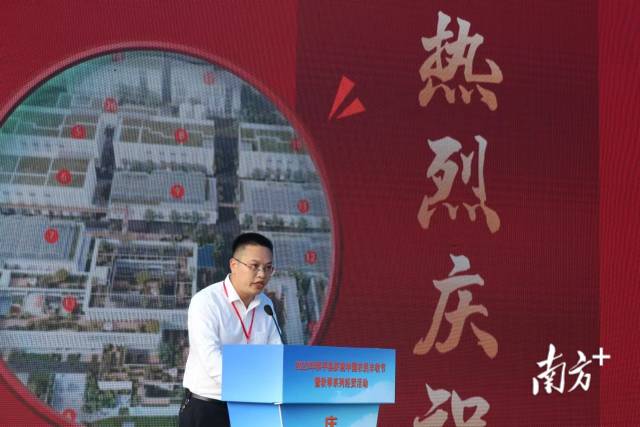  和平县人民政府副县长黄志翔致辞。