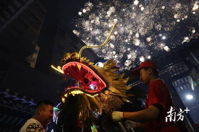 图集|火龙出街!广州白云均禾25条巨龙点燃中秋夜