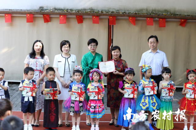 省地方志办向广东省育才幼儿院二院赠送地方志儿童绘本《在大湾区过传统节日》