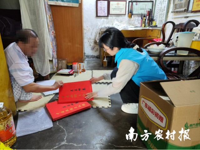 吴大爷向工作人员展示自己的作品。