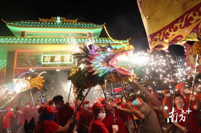 图集｜火龙出街！广州白云均禾25条巨龙点燃中秋夜