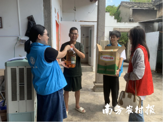 工作人员为陆先生送上慰问物资。