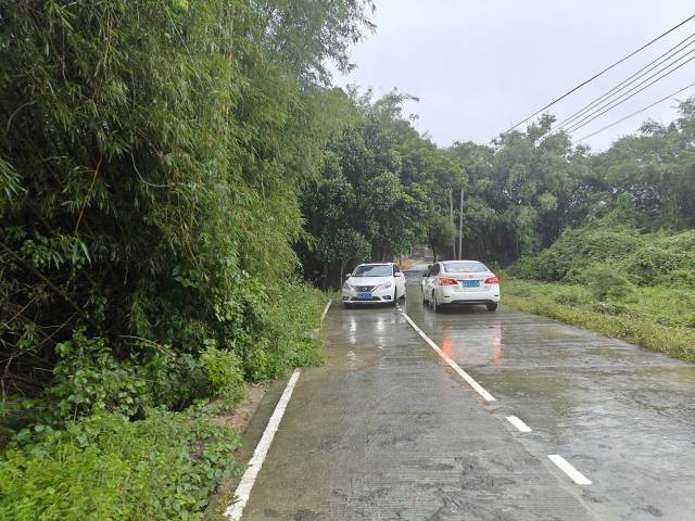 阳西县织篢镇牛岭村双田垌自然村村口的单车道建成错车台后，村民会车方便了许多