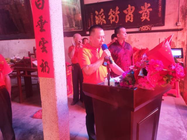 睦邻友好庆典现场，槎桥村党委书记杨燕填致辞。（受访者供图）