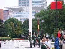 同升一面旗，共祝祖国好！全国多地举行国庆升旗仪式