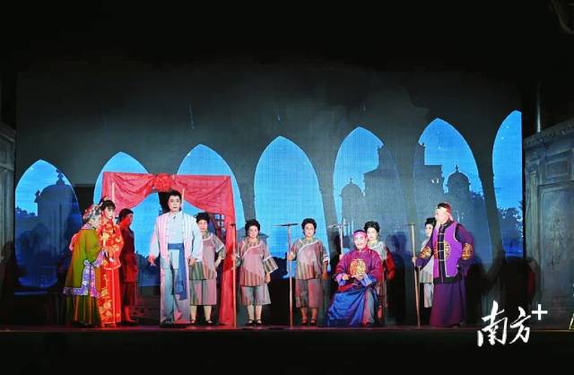 新编粤剧《碉楼》走进开平赤坎华侨古镇，游客过足戏瘾