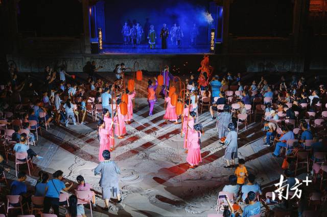 新编粤剧《碉楼》走进开平赤坎华侨古镇，游客过足戏瘾