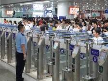人人人……假期前三天，珠海各口岸客流高峰持续