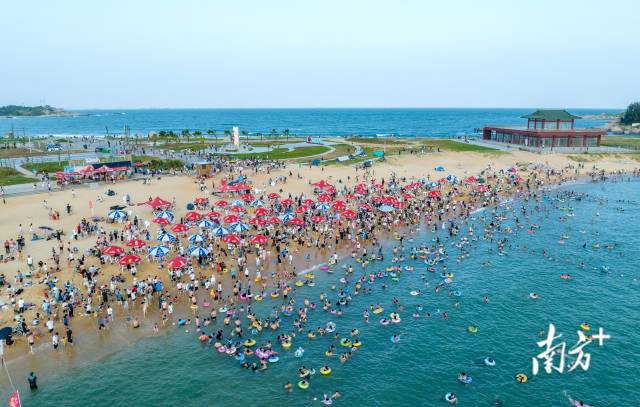 红海湾旅游区海水浴场开启“下饺子”模式。黄小斯 摄