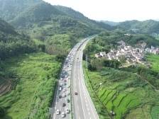 广贺高速迎来“双节”返程高峰，车流集中在这些地方
