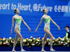 惊艳！“一模一样”的广东姐妹，绽放亚运花游泳池