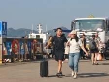 现场直击｜台风“小犬”逼近，江门山咀港疏散游客近千人离岛