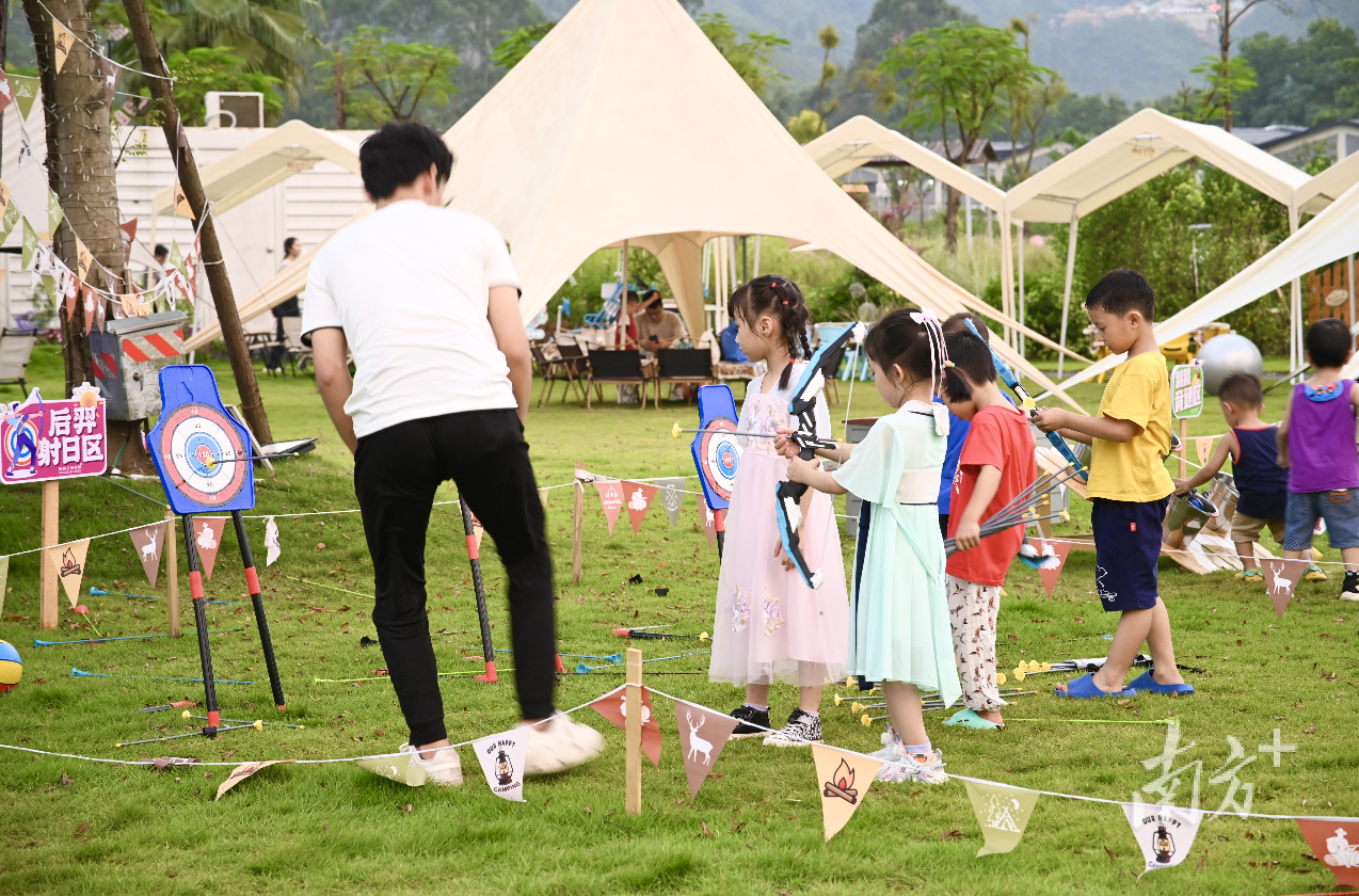 旺林艺术花园举办篝火晚会等活动。景区供图 旺林艺术花园举办篝火晚会等活动。景区供图
