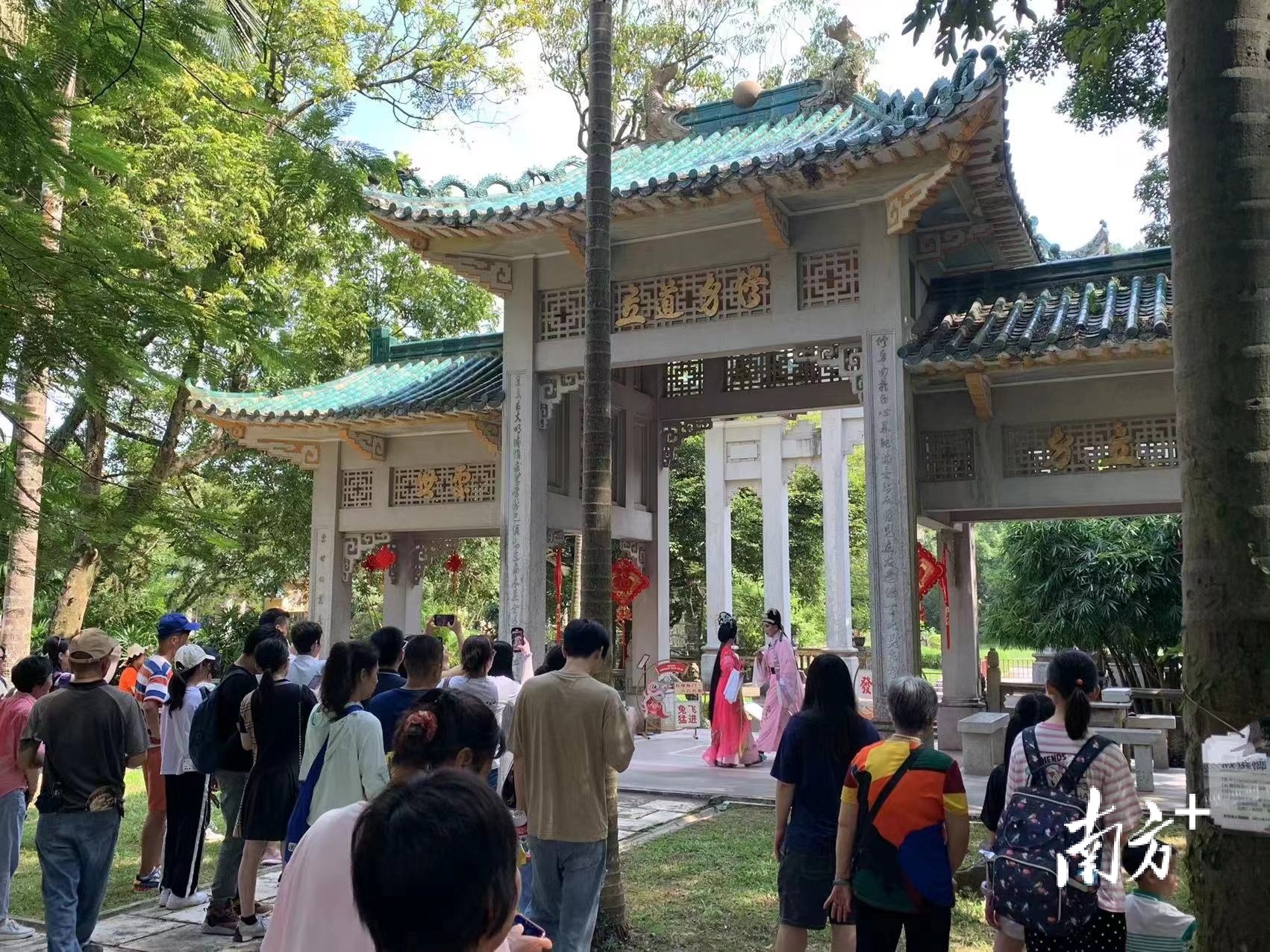 开平碉楼景区单日接待游客超7000人次。