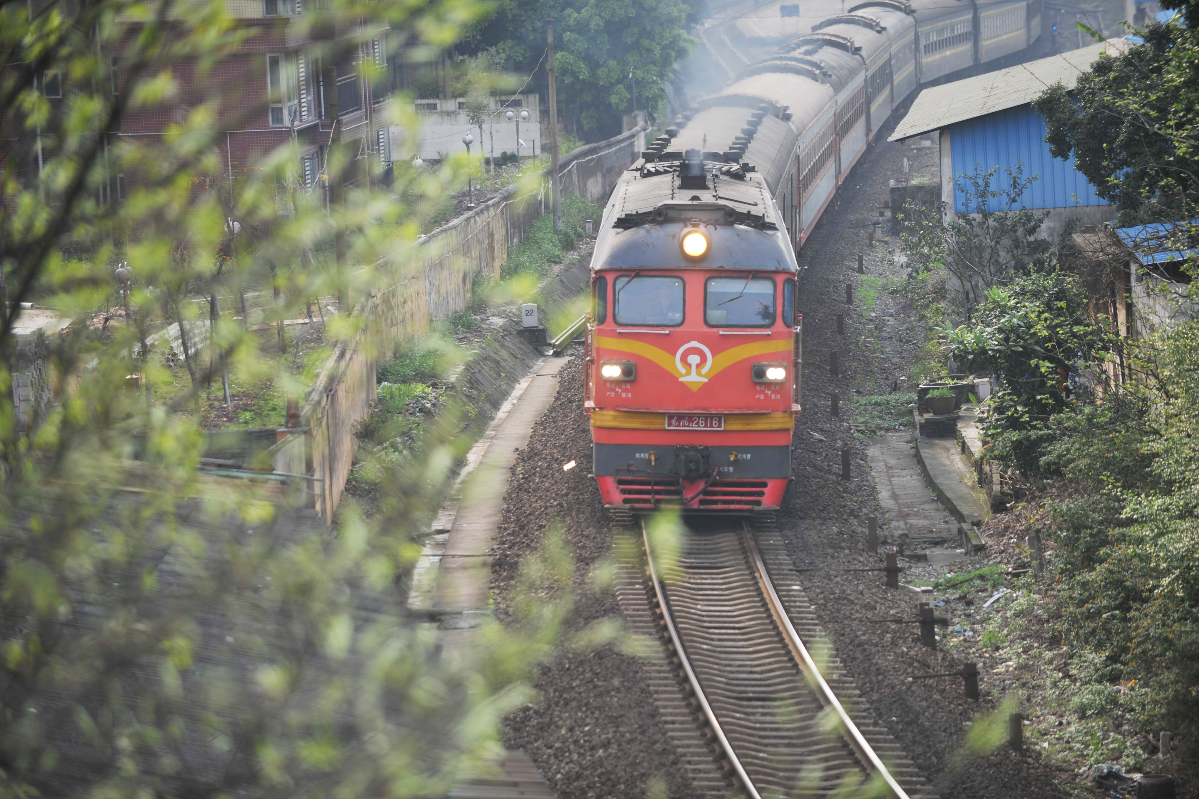 列车驶入佛山火车站。资料图片