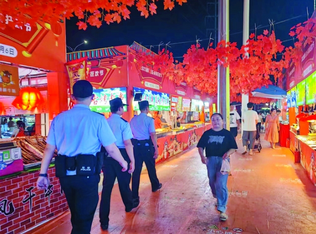 惠州公安民警走上街头巡逻执勤。