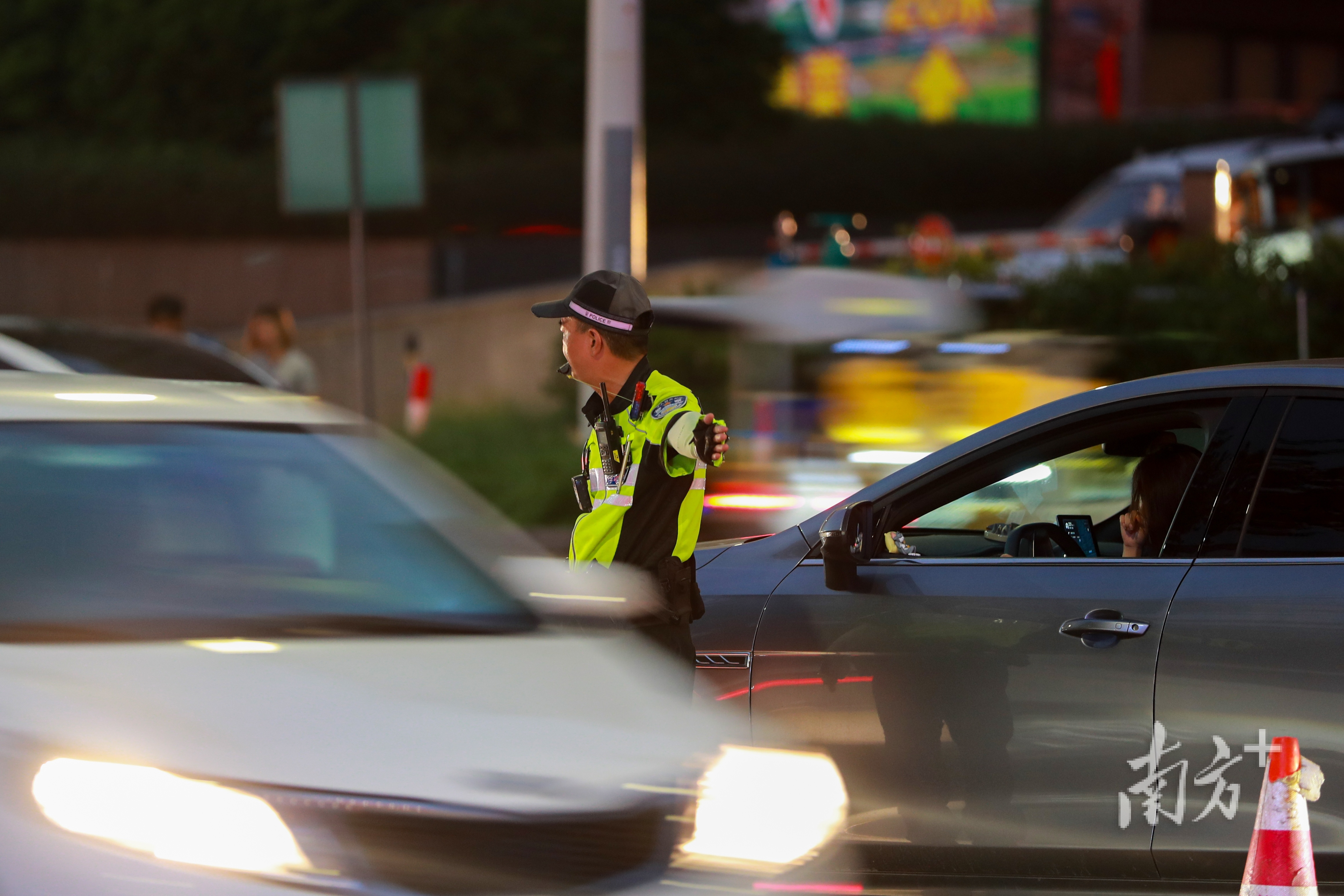 交警正指挥交通,维持秩序。 交警正指挥交通,维持秩序。