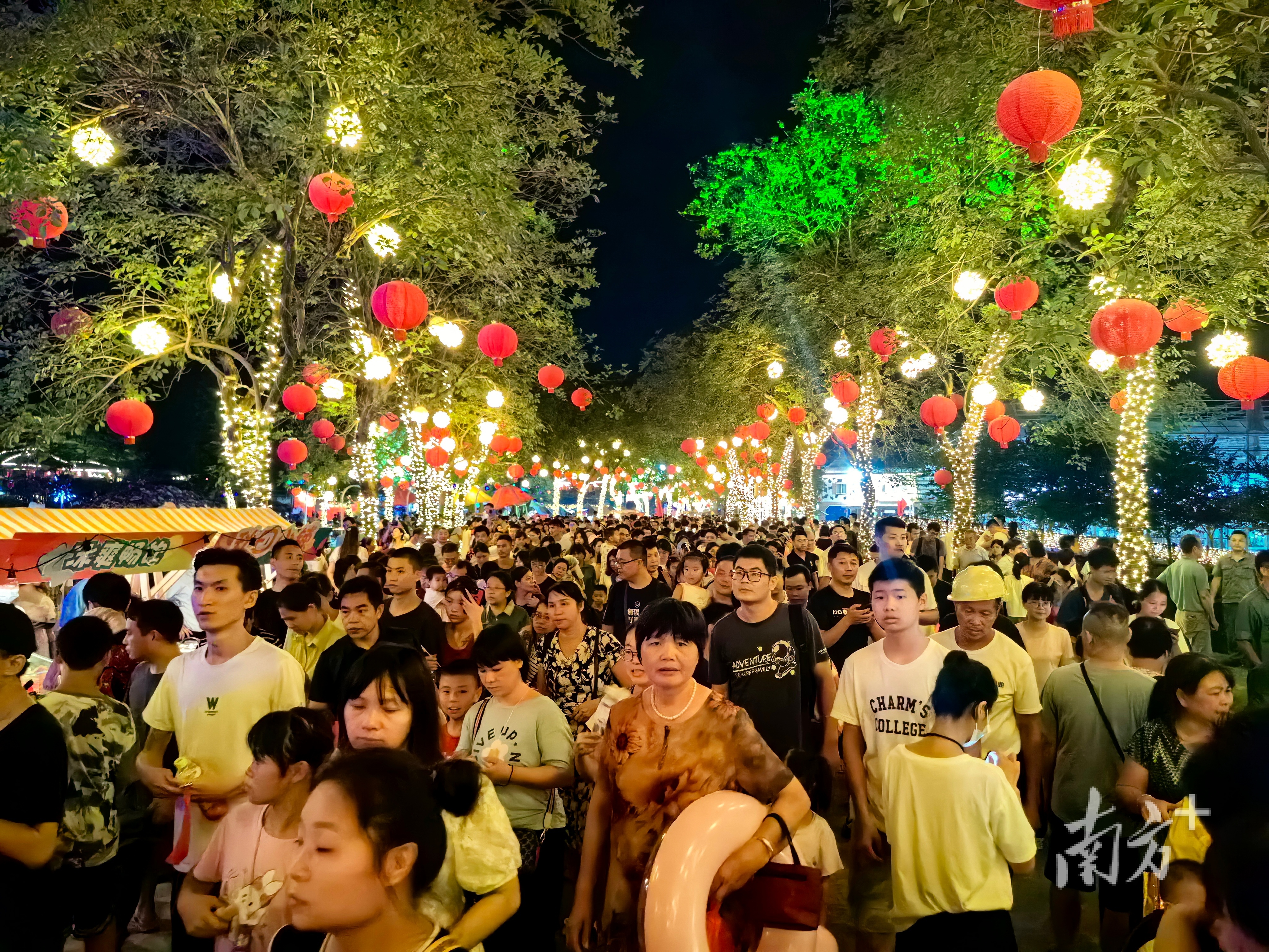 “双节”假期期间,盈香生态园内人从众。景区供图 “双节”假期期间,盈香生态园内人从众。景区供图