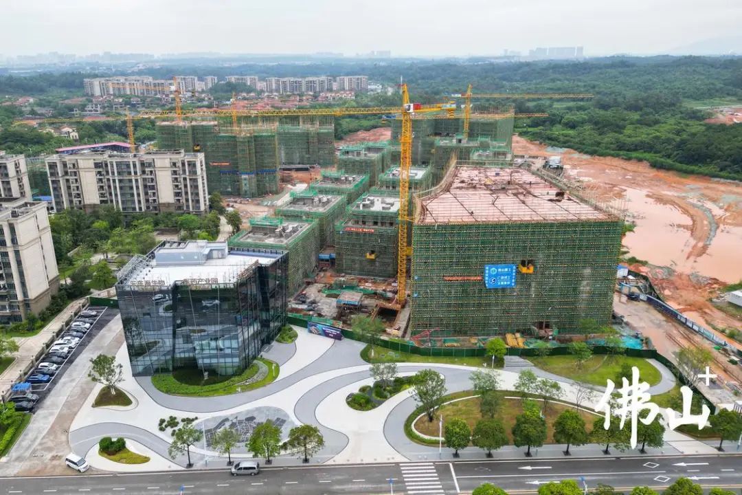 2023年7月18日，佛山云东海医药健康产业园科创中心正在如火如荼地建设之中。