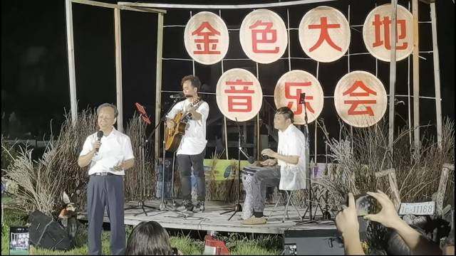 郭文海即兴演唱《敢问路在何方》。图源网络