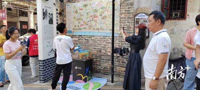 市民与小龙马合照。