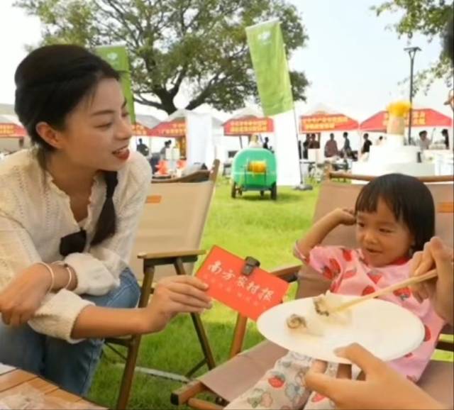 在“鱼跃中山”品牌展示区，一位小孩在镜头面前当起“吃播”。