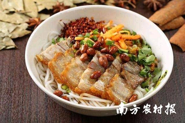 桂林米粉，与桂林山水分别代表桂林美食之美、自然之美的两大“特产”