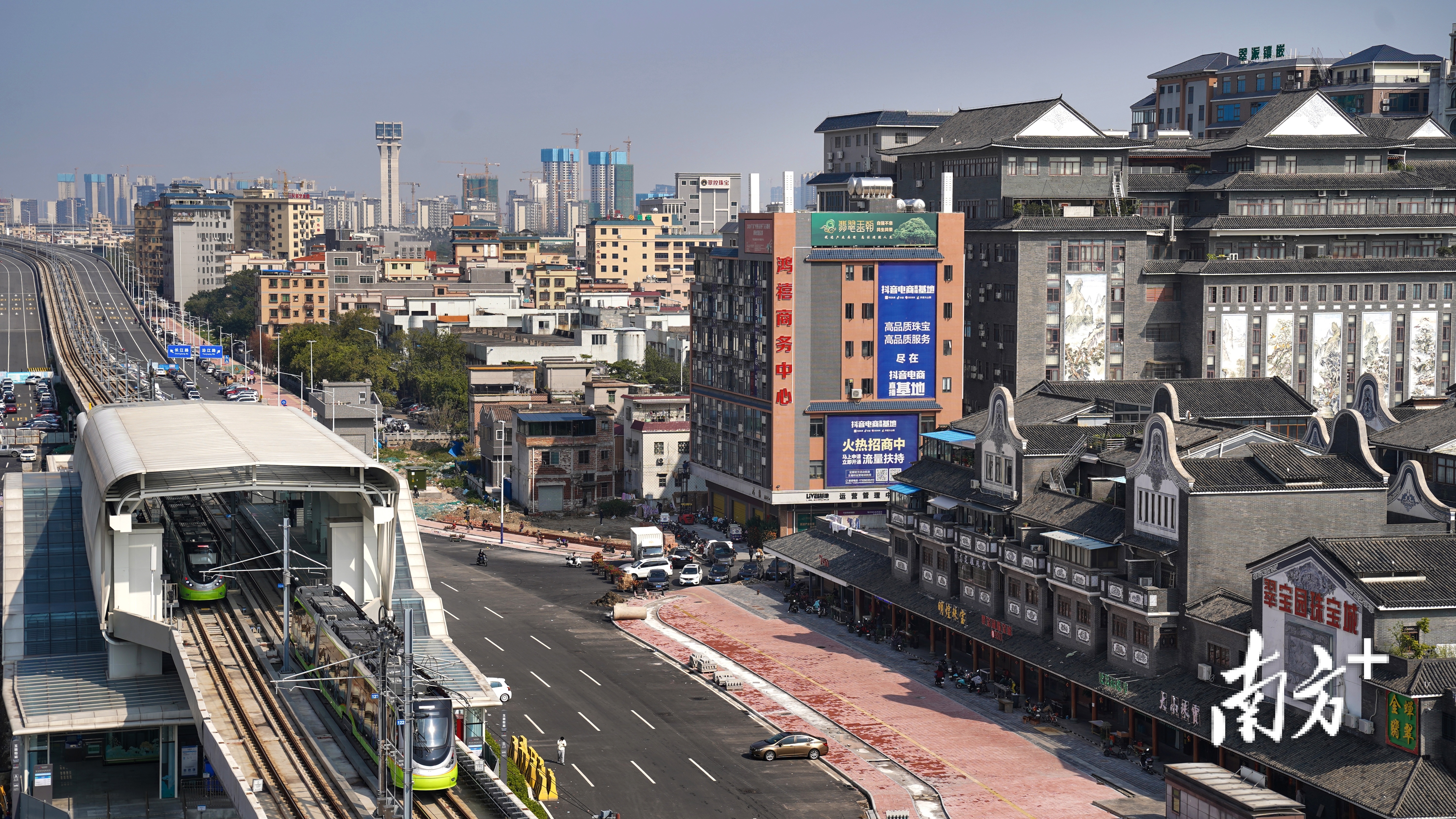 平洲玉器珠宝特色小镇拥有全国最大的翡翠直播电商基地。通讯员供图