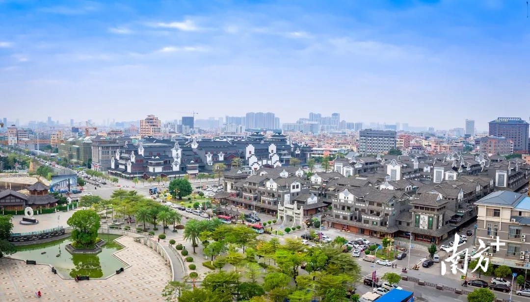 平洲玉器珠宝特色小镇古色古香的街道，总是一派车水马龙的景象。通讯员供图