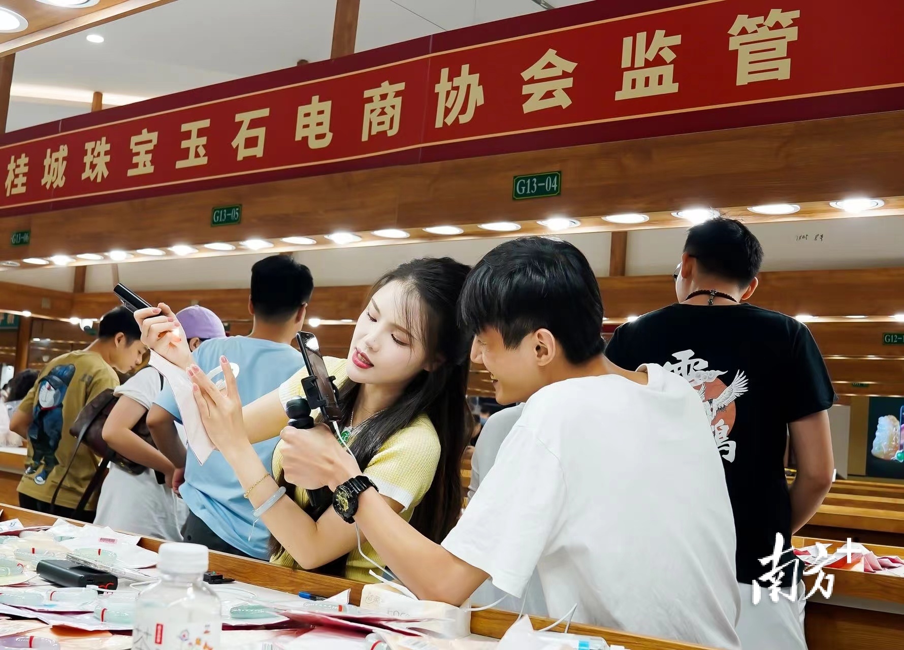 临街楼栋里的直播间人声鼎沸，玉器主播不分昼夜，向镜头前的顾客介绍各类玉镯产品。通讯员供图