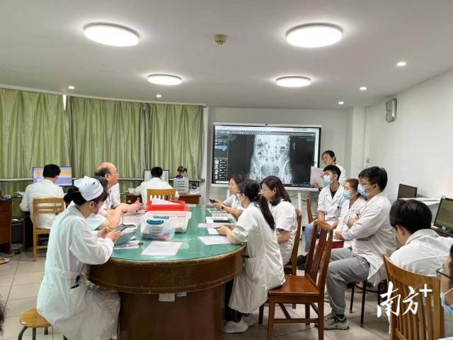 消化内科团队开展科内讨论。  受访者供图