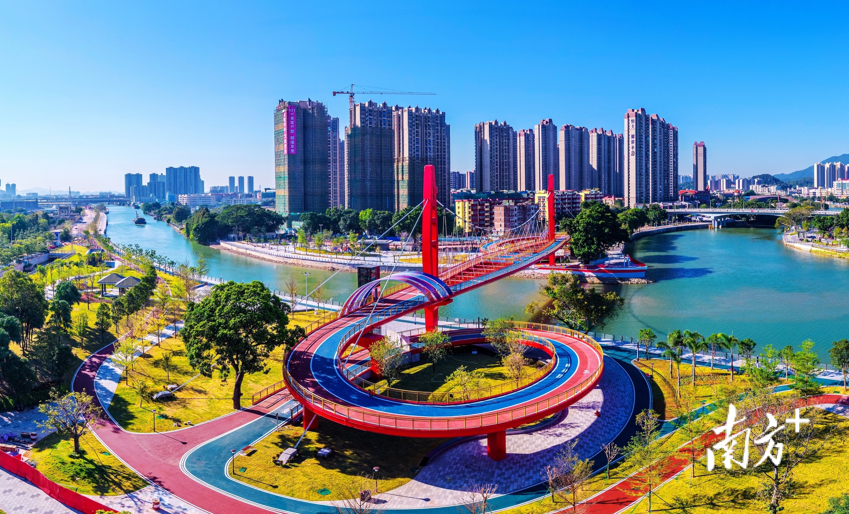 城央绿廊碧道下沙公园“玉如意”人行天桥。 江门市水利局供图 城央绿廊碧道下沙公园“玉如意”人行天桥。 江门市水利局供图