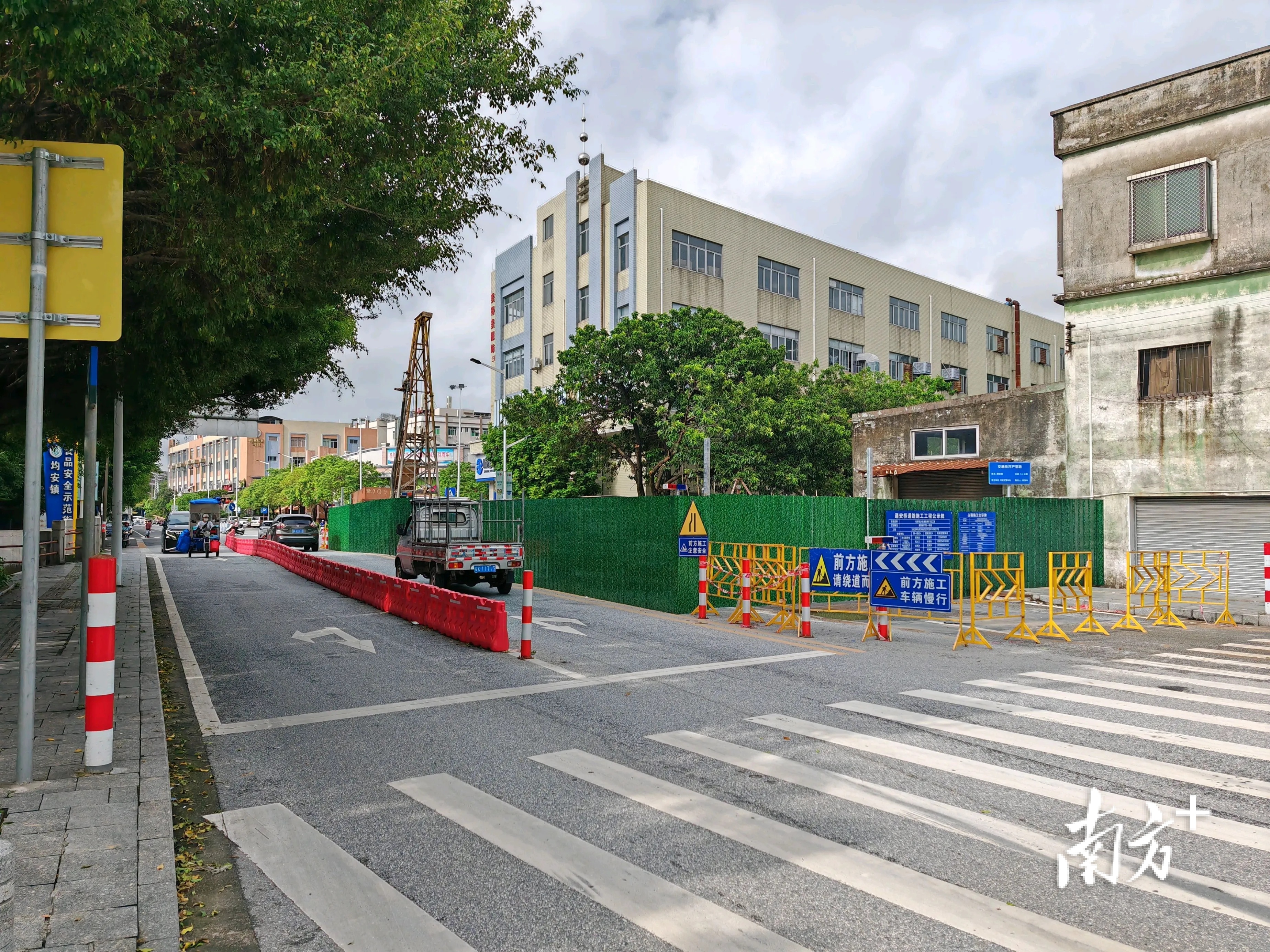 均安镇翠湖路口的通安桥正式启动拓宽工程。 资料图片