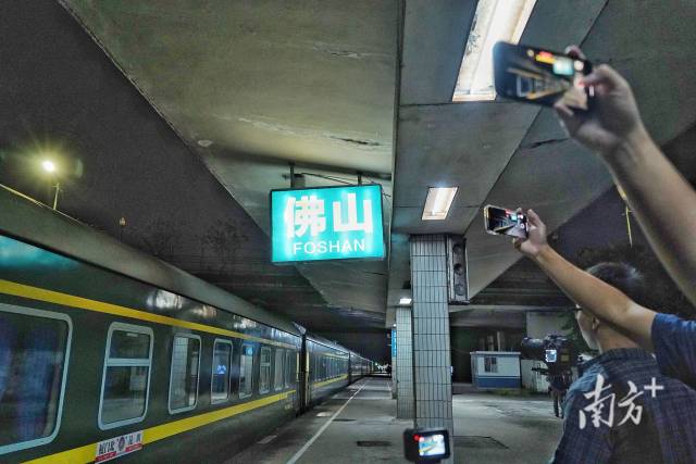 碰撞声中,佛山火车站改建高铁站前的最后一趟列车k231次缓缓驶出站台