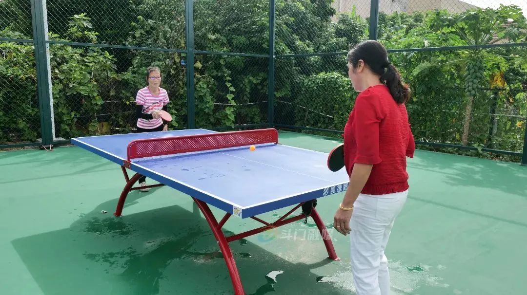 居民在打乒乓球。