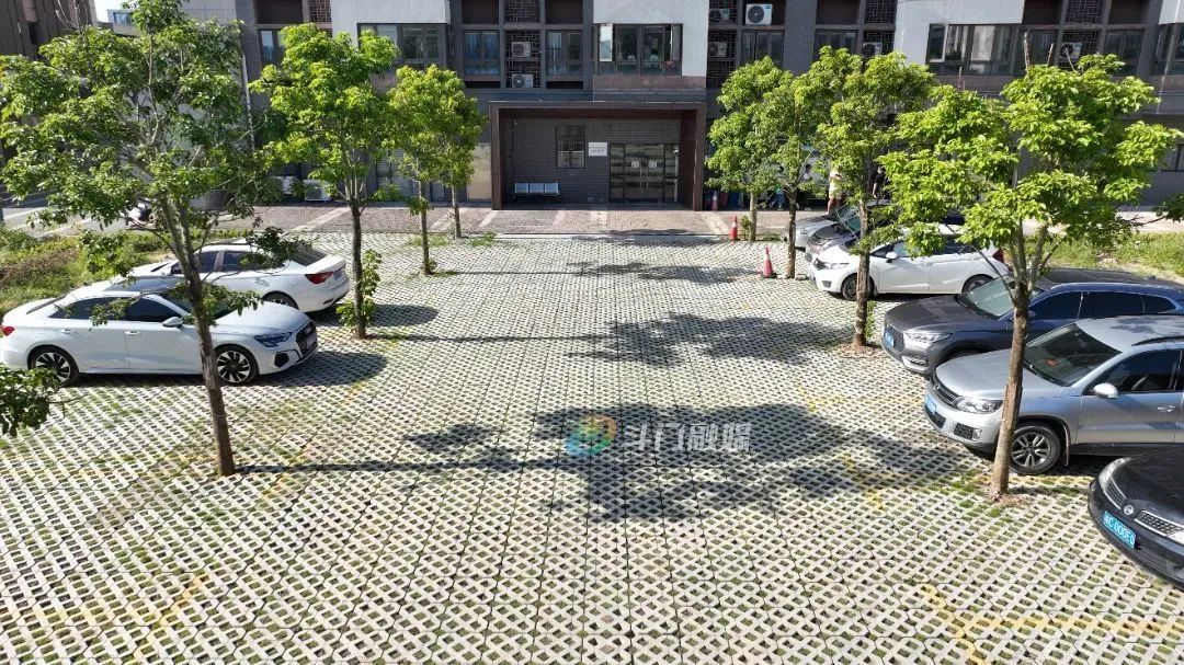 闲置荒地改造之后变成停车场。