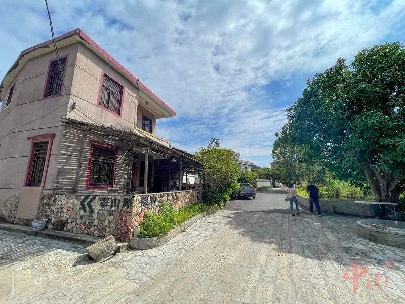 旗溪村内，巷子口围墙上精心做了道路指引。记者 易承乐 摄