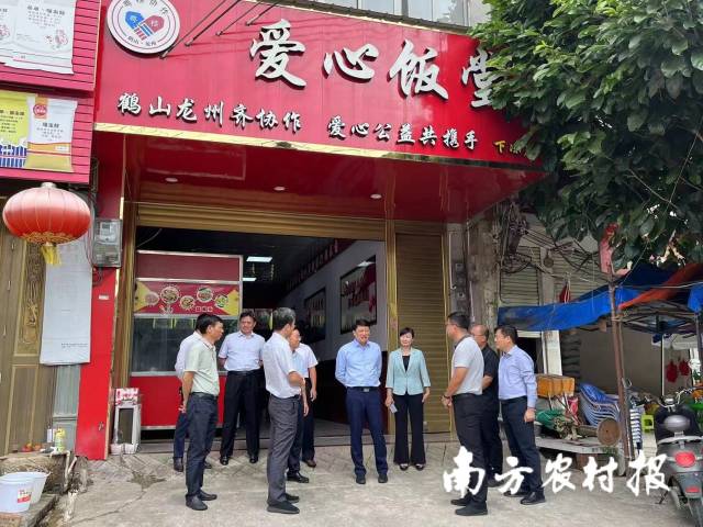 广西壮族自治区民政厅党组书记、厅长黄武海在龙州县下冻镇爱心饭堂调研
