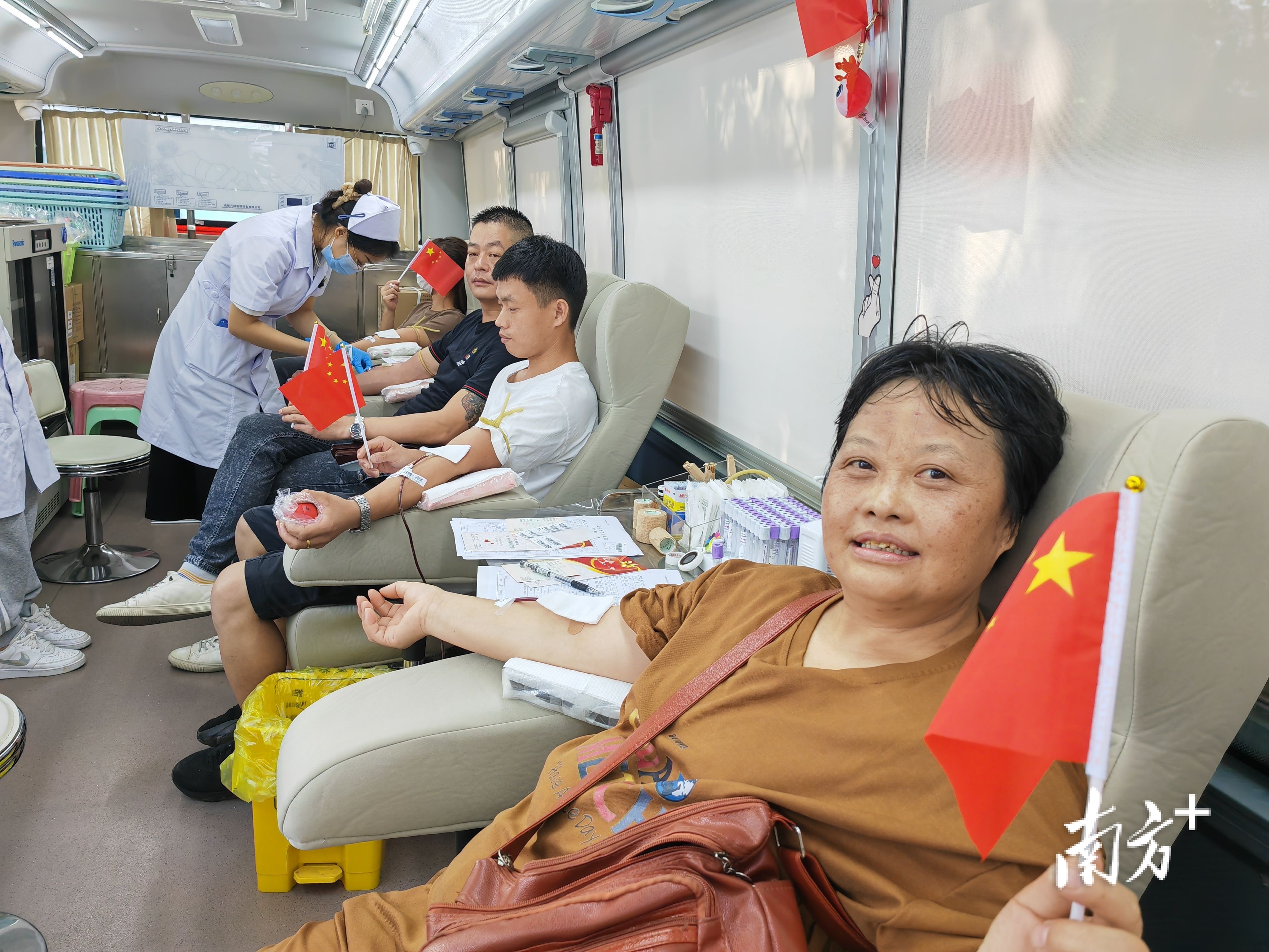 国庆当天，汕头市不少市民以无偿献血的方式传递爱心。受访者供图