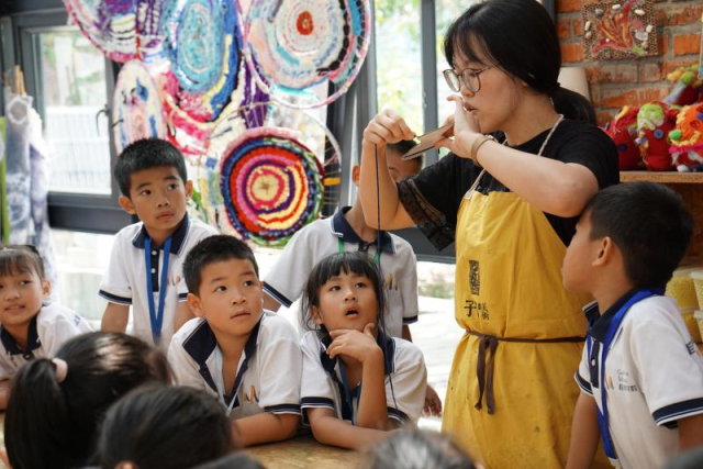 吴彩欣在综合材料工作室里给学生上课（邓宝盈/摄）