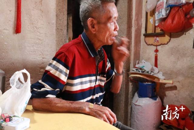 莫道侵回忆起女儿小时候遭遇的变故（张璠/摄）